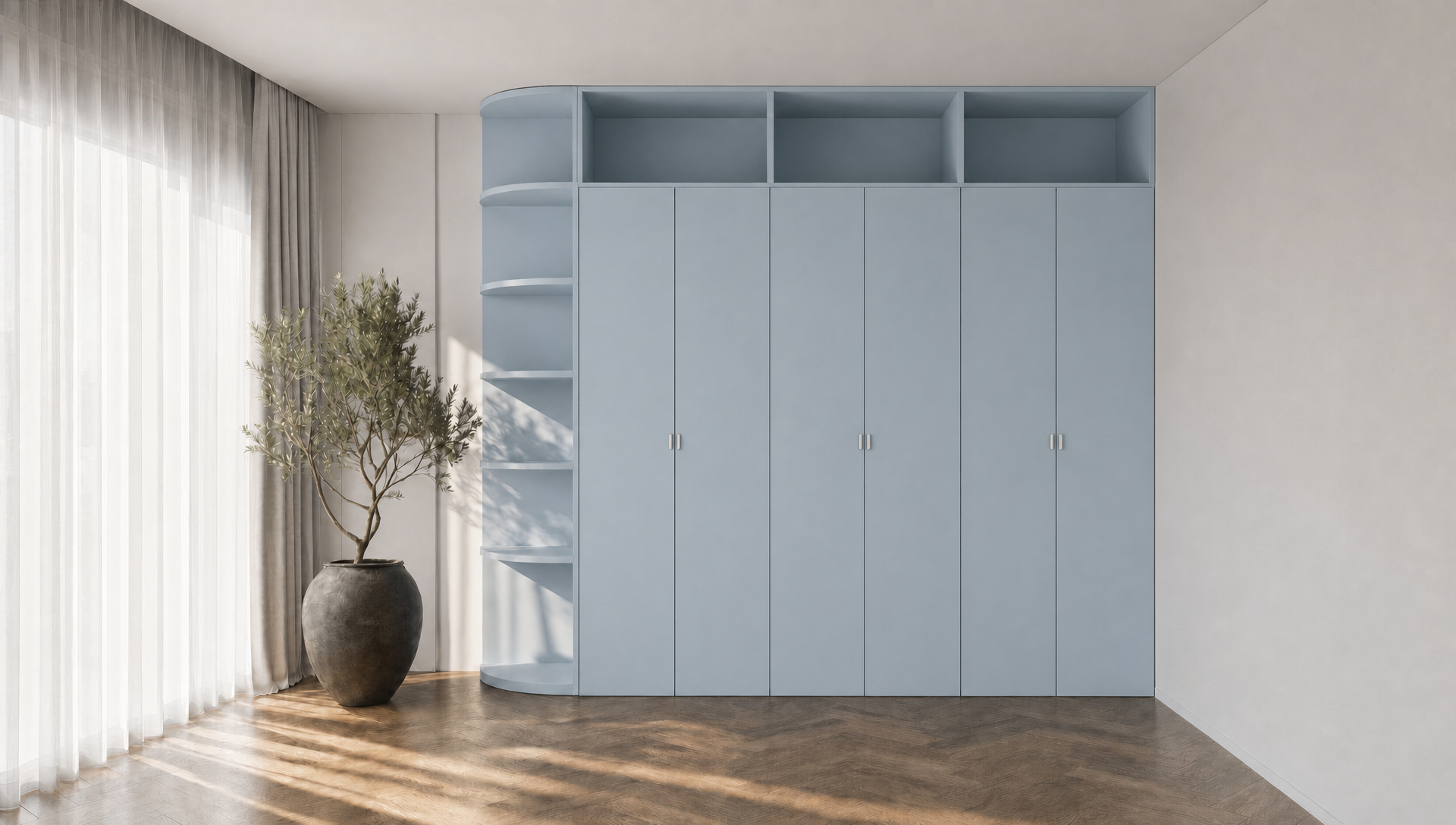 Lichtblauwe Kronospan Surf Blue architecturale inbouwkast met zes deuren, gebogen open vakken en minimalistische grepen in een zonnige ruimte